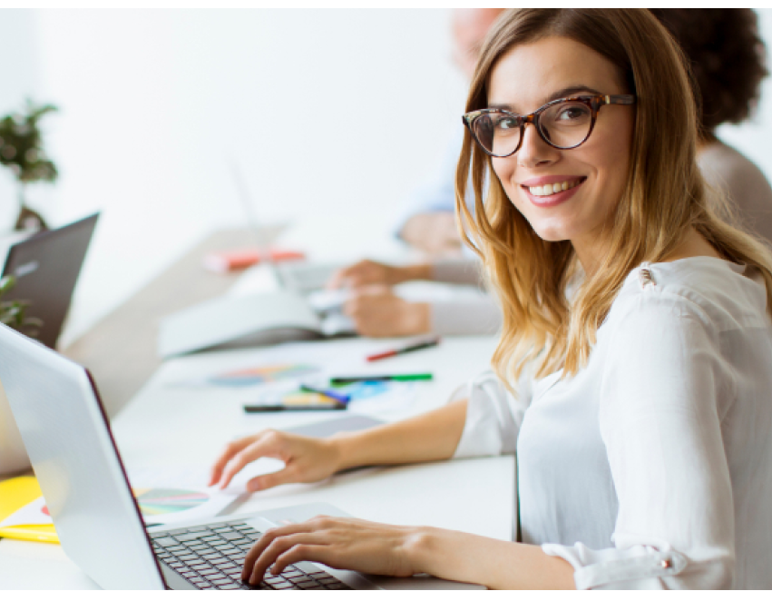 Pessoa trabalhando no computador